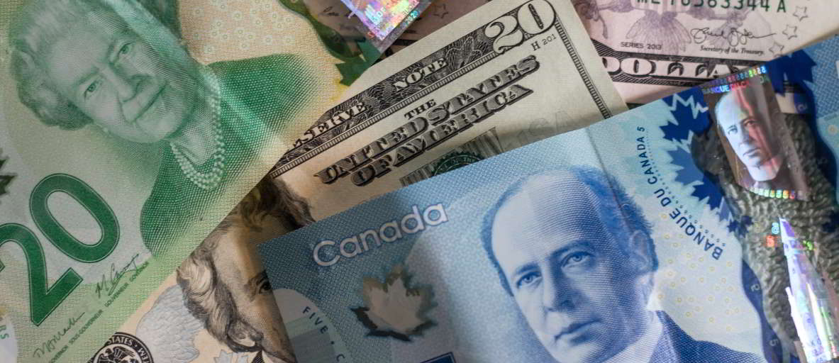 Billetes de 20 dólares estadounidenses y canadienses